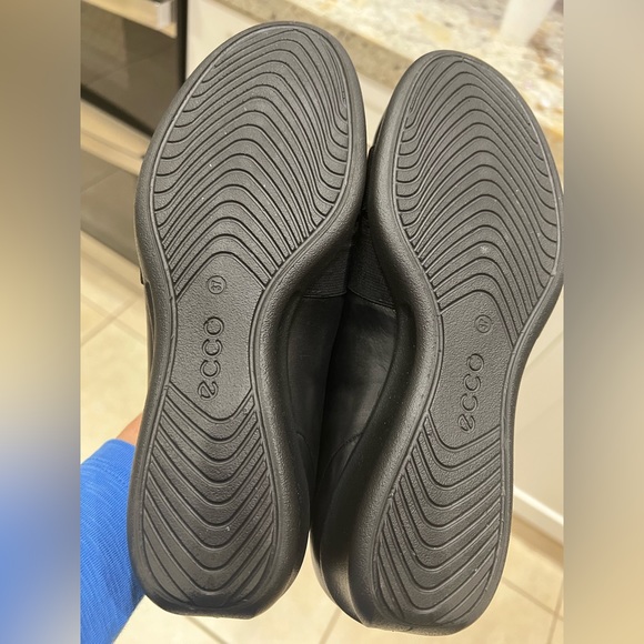 ECCO black leather slip on shoe - Picture 4 of 7